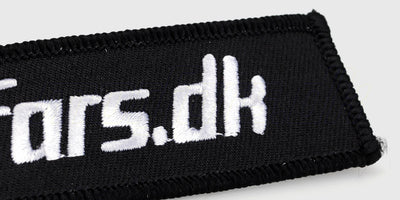 Sort broderet Morfars.dk nøglering med hvid tekst og robust metalring til nøgler.