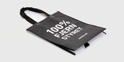 Sort Morfars.dk genbrugs-pose i stof med hvidt logo til bæredygtig transport af fjernstyrede biler.