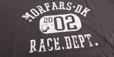 Grå Morfars.dk t-shirt med hvidt Race Dept. grafisk tryk på brystet.