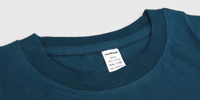 Sort Morfars.dk t-shirt med et blåt kranie-logo og hvid tekst på brystet vist på en hvid baggrund.