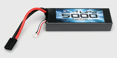 Sort LiPo 5000mAh 7,4V hardcase batteripakke med sort TRX-stik og silikonekabler til fjernstyret bil.