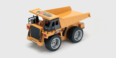 Gul fjernstyret dumper i plast med bevægeligt lad til leg i sandkassen.