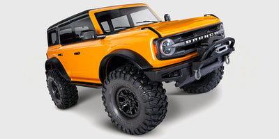 Traxxas TRX-4 fjernstyret crawler med orange 2021 Ford Bronco karrosseri i 1:10 skala.