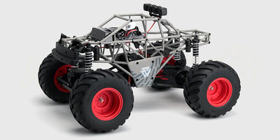 Sort Quakeshock monster truck med et robust, indbygget roll cage til beskyttelse under offroad kørsel.