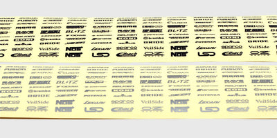 Ark med små sølvfarvede logo-klistermærker til styling af fjernstyrede biler.